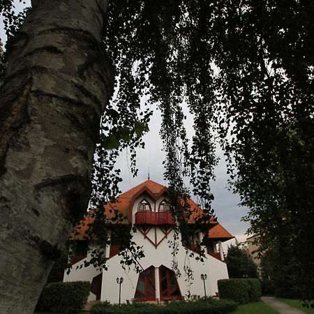 Grantek Ueduelohaz Hotell Balatonlelle Eksteriør bilde