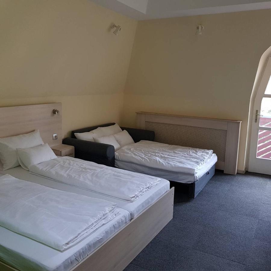 Grantek Ueduelohaz Hotell Balatonlelle Eksteriør bilde