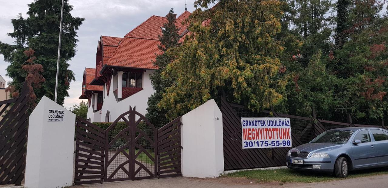 Grantek Ueduelohaz Hotell Balatonlelle Eksteriør bilde